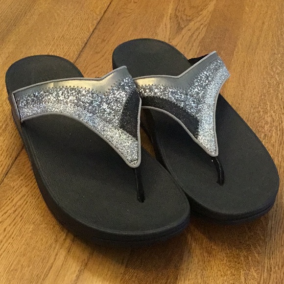 Fitflop Shoes - Woman’s Fitflop pewter ombré glitter sandals. Size 10. NWT! Comfy and cute!